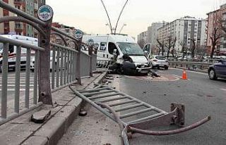 Otomobile çarpan ticari araç bariyerlere girdi:...