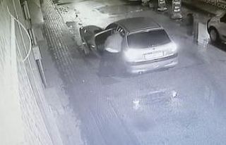 Otomobili ile sokak üzerindeki rögar kapaklarını...