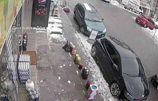 Otomobilin çarptığı kadın metrelerce savruldu