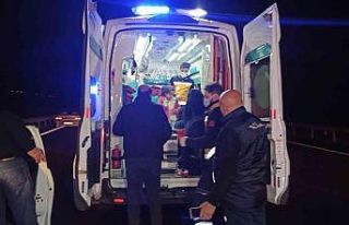 Otoyolda kamyon ile otomobil çarpıştı: 2’si...