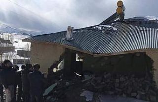 Özalp’te bir ev kısmen çöktü