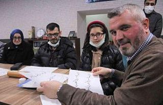 (ÖZEL) Aile boyu Hüsn-i hat Kursu’na katılıyorlar