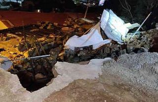 (ÖZEL) - Beşiktaş’ta istinat duvarı evin üstüne...