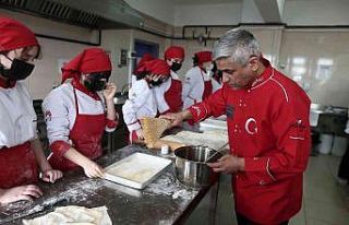 (Özel) Geleceğin kadın baklava ustaları yetişiyor