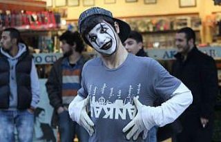 Pandomim için 10 yıllığına dünya turuna çıkıyor