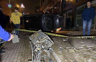 Park halindeki otomobile çarpan hafif ticari araç...