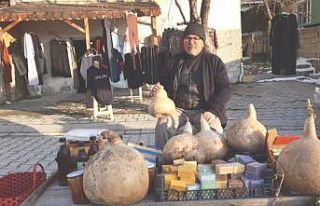 Pazarda satışa çıkan su kabakları ilgi odağı