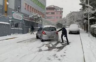 Pendik’te kaygan zeminde araçlar kaydı, sürücüler...