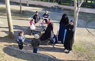 Piknik yapan ailenin çantasını çalıp motosikletle...