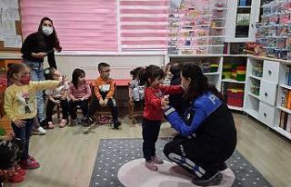 Polis ablaları anlattı minikler can kulağıyla...