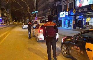 Polis ekipleri iki saatte 100 aracı kontrol etti