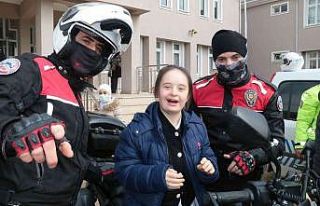 Polis ekipleriyle bir araya gelen özel öğrencilerin...
