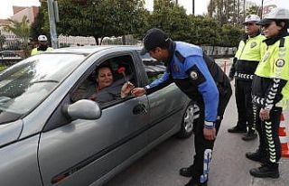Polis kadın sürücülere karanfil dağıttı