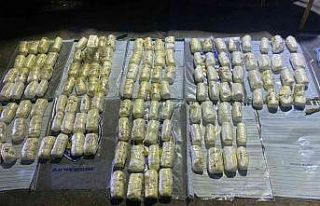 Polis memurunun sürücülüğünü yaptığı araçtan...