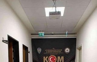 Polis operasyonunda 10 bin adet kaçak makaron ile...