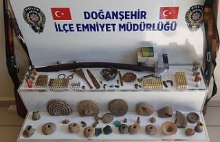 Polis uyuşturucu madde ararken tarihi eser buldu