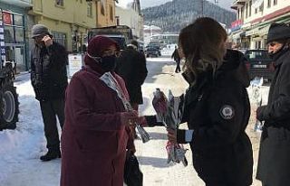 Polis ve jandarma ekipleri yaşlılara karanfil armağan...