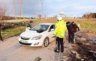 Polisin ’dur’ ihtarına uymayan arabada polis...
