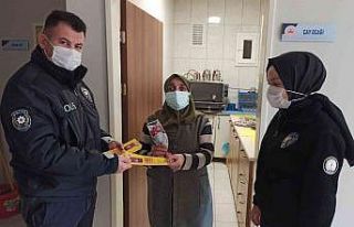 Polisler, kadınların gününü kutladı