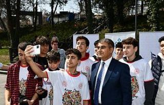 Protokol ve öğrenciler şehir parkında kitap okudu