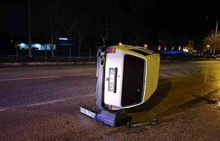 Refüje çarpan otomobil metrelerce sürüklendi:...