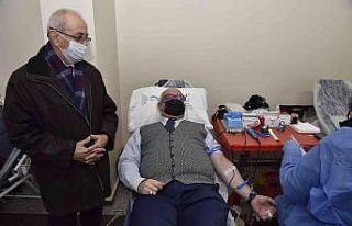 Rektör Ataç hastane personeliyle birlikte kan bağışında...