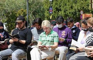 Rektör Özkan, öğrencilerle kitap okuma etkinliğinde...