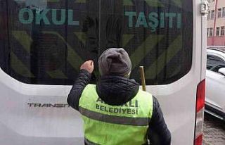 Resim tutkusunu araçların tozlu camlarına yansıtıyor