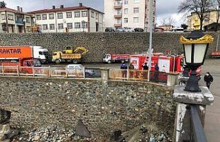 Rize’de dere yatağında mahsur kalan köpek itfaiye...