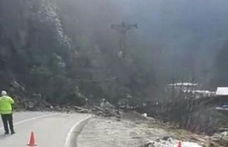 Rize’de heyelan Ayder Yaylası’nın yolunu ulaşıma...