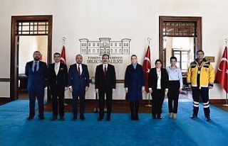 Sağlık çalışanlarını makamında ağırladı