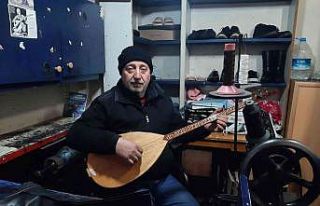 Sahnelerde solist, dükkânında ayakkabı tamircisi