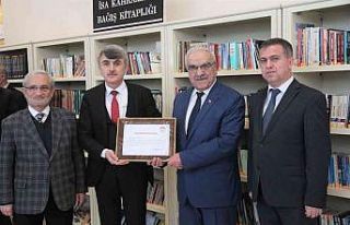 Şair İsa Kahraman DPÜ’ye bin 91 kitap bağışladı
