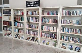 Şair İsa Kahraman’dan DPÜ’ye kitap bağışı