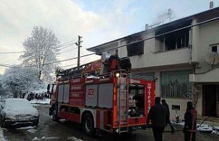 Sakarya’da iki katlı ev alevlere teslim oldu