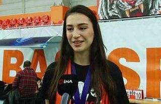 Saliha Şahin: "Sezon başında bu kupayı evimize...