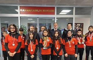 Şampiyon öğrenciler başarılarını Kaymakam ile...
