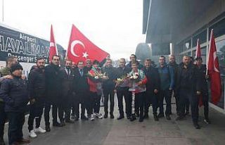 Şampiyonlar, Kayseri’de çiçeklerle karşılandı