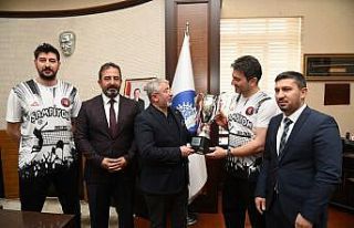 Şampiyonluk kupası Başkan Aşgın’da