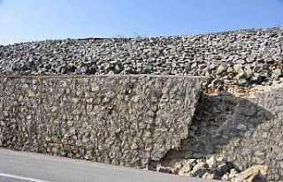 Samsun-Sinop karayolunda istinat duvarı yıkıldı