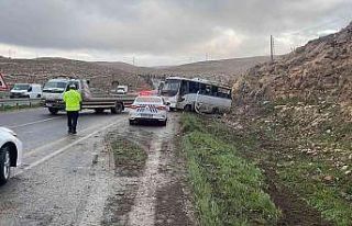 Şanlıurfa’da işçi servisi devrildi: 15 yaralı