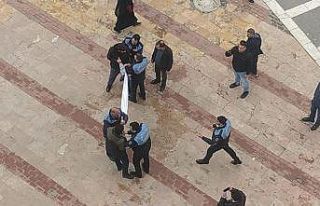 Şanlıurfa’da izinsiz göstericilerle zabıta arasında...