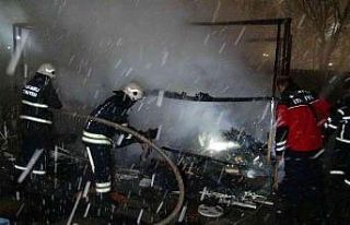Şantiye bekçisinin kaldığı kulübe alevlere teslim...