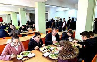 Sarıgöl Kaymakamı öğrencilerle birlikte yemek...