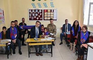 Sason Kaymakam Mete, öğrencilere mont ve atkı hediye...