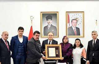 Şehidin ailesine dövlet övünç madalyası ve beratı...