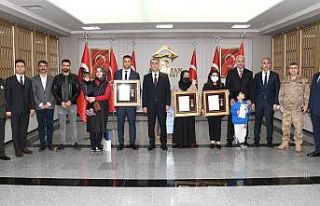 Şehit aileleri ve gazilere devlet övünç madalyası