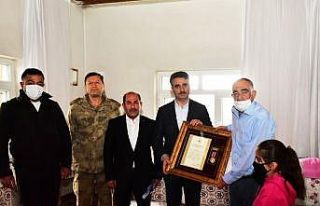 Şehit babasına evinde Devlet Övünç Madalyası...