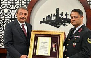 Şehit yakınları ve Gazilere devlet övünç madalyası