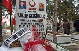 Şehitlikte duygulandıran doğum günü